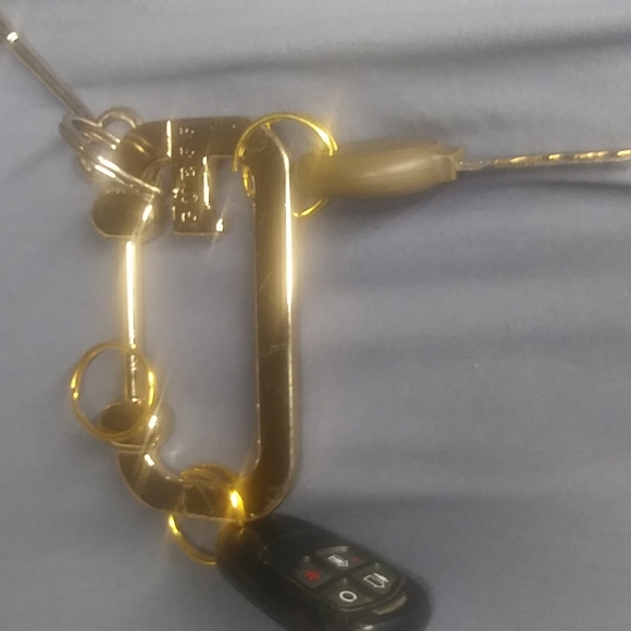 Designer Guess,  ( gold color ) key - Picture 4 of 7